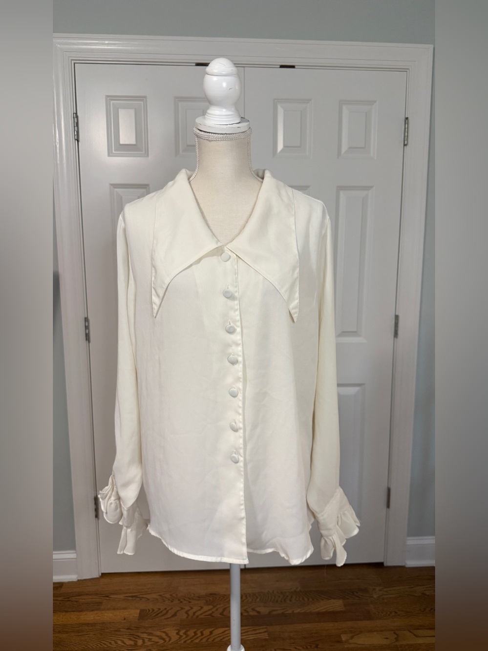 Vintage 90s Maggie Lawrence Ivory Blouse Size L Pointed Collar Ruffle Cuff